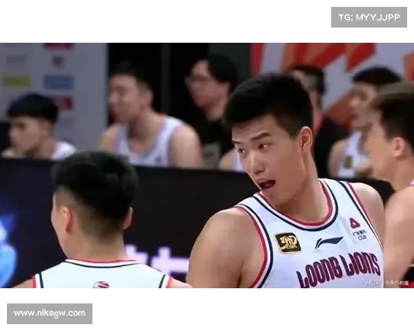 焦泊乔飞身扣篮遭遇门萨钉板血帽，天赋压制的精彩瞬间(焦泊乔现状)