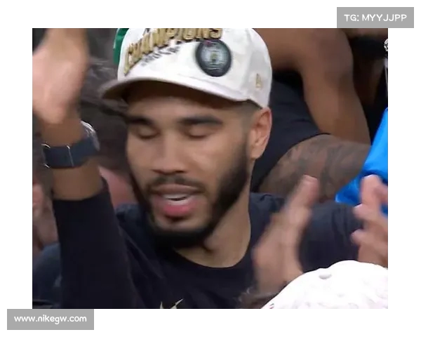 球迷夺冠庆典霸气举牌：塔图姆成东欧“爸爸”引爆绿军支持者激情