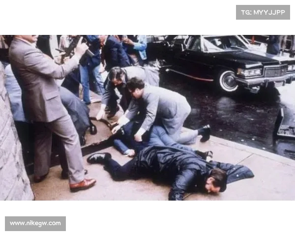 特朗普遇刺危机：美女安保人员英勇躲在总统身后保护生命